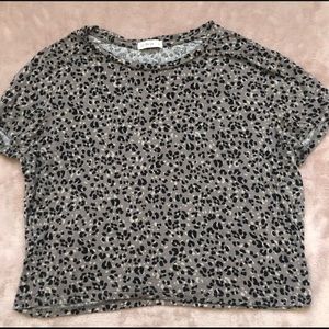 grey cropped cheetah print tee ✨